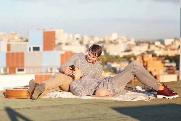 Jovem Homem Mulher Apaixonados Livre Telhado Amor Relações Conceito — Fotografia de Stock