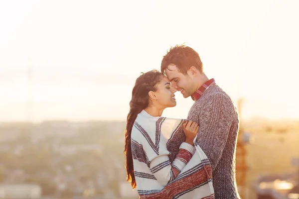 Joven Hombre Mujer Enamorados Aire Libre Techo Amor Concepto Relaciones — Foto de Stock