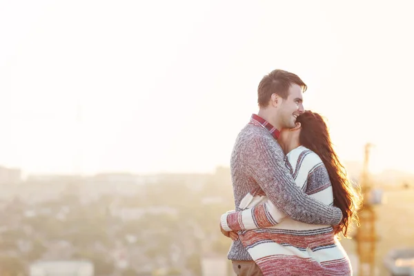 若い男と屋外屋根の愛との関係の概念の愛の女 — ストック写真
