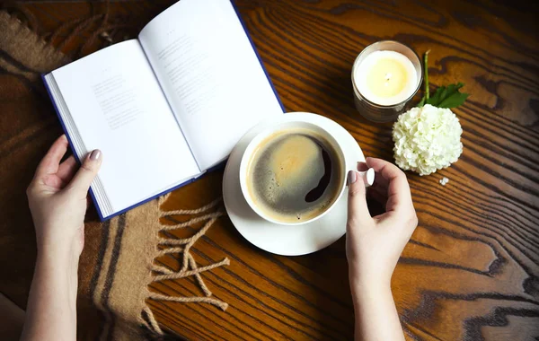 Mujer Bebiendo Café Café Libro Cuadros Velas Casa Comida Hygge — Foto de Stock