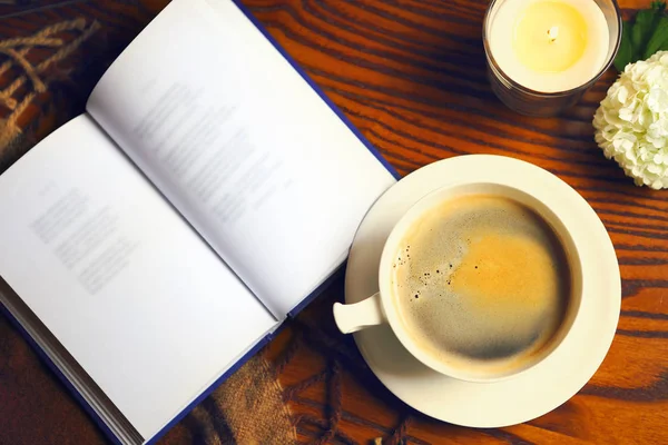 Kahve Kitap Ekose Evde Mum Gıda Hygge Konfor Kavramı — Stok fotoğraf