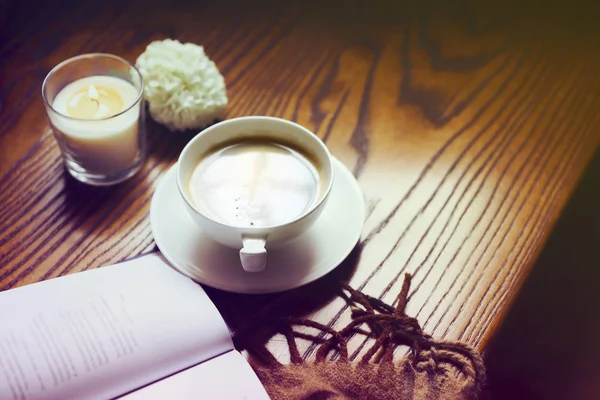 Kaffe Bok Pläd Och Ljus Hemma Mat Hygge Och Komfort — Stockfoto