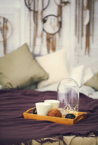 自由奔放に生きるスタイル ロマンチックな概念でベッドの上のトレイに つの白のマグカップ — ストック写真