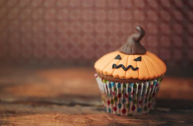 Koyu arka plan üzerinde Halloween tasarım ev yapımı kek