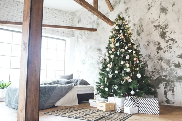 Fondo Del Árbol Navidad Con Decoración Dorada Blanca Junto Cama —  Fotos de Stock