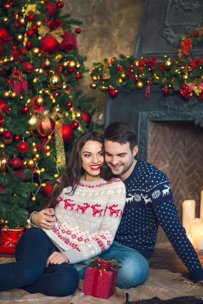 Man Hugging Happy Girlfriend Christmas Present Christmas Eve — Stock Photo, Image