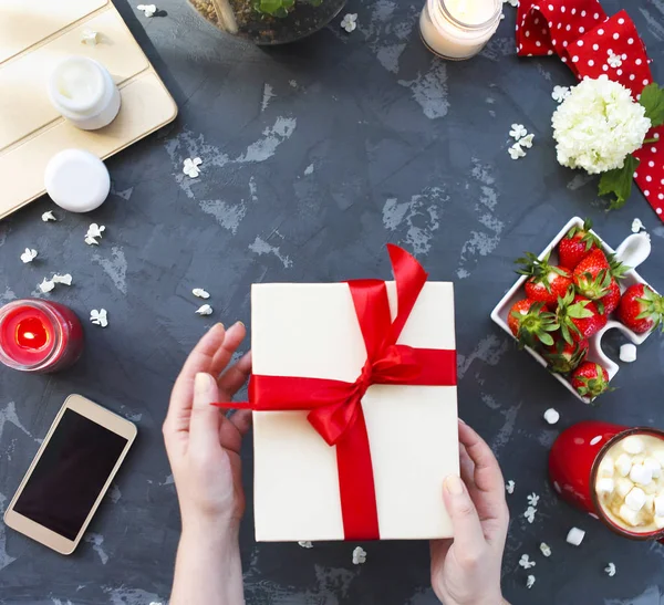 Junge Frau Packt Geschenk Mit Roter Schleife Ein Ansicht Von — Stockfoto