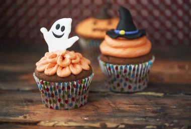 Cadılar Bayramı tasarımı koyu arkaplanda ev yapımı kekler