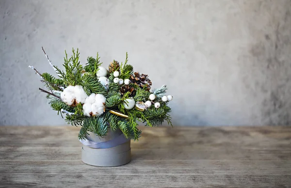 Weihnachtskomposition Mit Kugeln Tannenzapfen Tannenbaumspielzeug Und Baumwolle Auf Holzgrund — Stockfoto