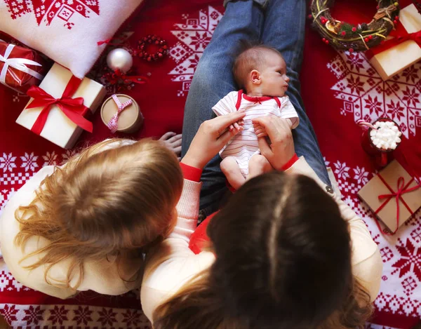 Vrolijke Moeder Haar Schattige Kleine Dochters Uitwisselen Van Geschenken Moeder — Stockfoto