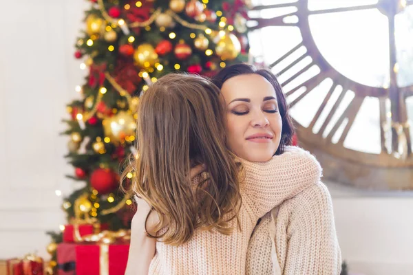 Glad Mamma Och Hennes Söta Dotter Julgranen Mor Och Litet — Stockfoto