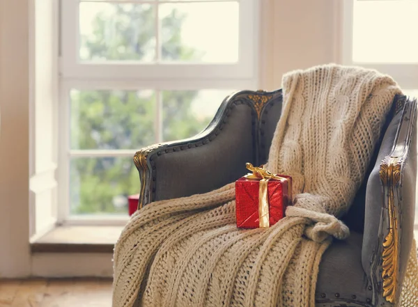 Regalo Rojo Sillón Junto Ventana —  Fotos de Stock