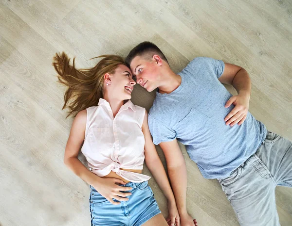 Feliz Joven Pareja Casa Relajándose Suelo — Foto de Stock