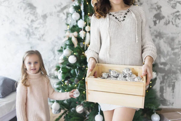 Жінка Дочкою Тримає Коробку Великою Кількістю Різдвяних Срібних Прикрас Біля — стокове фото