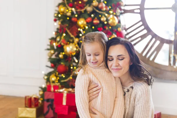 Alegre Mamá Linda Hija Junto Árbol Navidad Madre Hijo Divirtiéndose — Foto de Stock