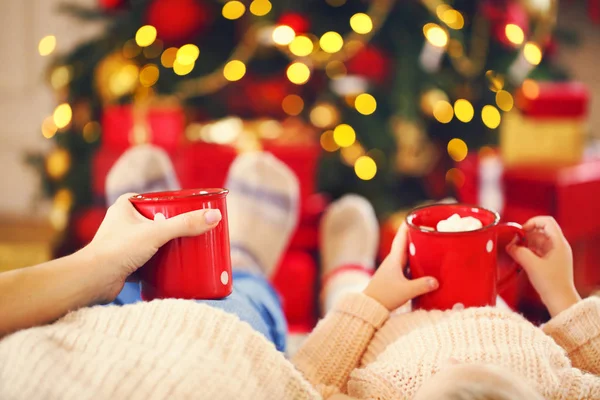 Chocolate Caliente Con Malvaviscos Las Manos Mujer Feliz Hija Junto — Foto de Stock