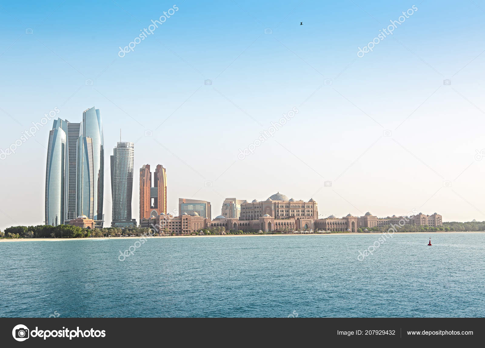 阿联酋皇宫和阿布扎比的摩天大楼阿布扎比是首都也是阿联酋第二大人口城市——图库图片© dasha11 #207929432