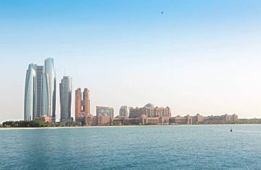 Emirates Sarayı ve gökdelenler Abu Dabi. Abu Dhabi Birleşik Arap Emirlikleri ikinci en kalabalık kenti başkentidir 