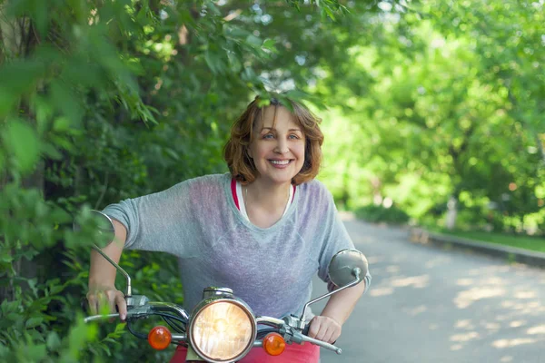 Mujer Mediana Edad Montando Scooter Largo Del Camino Del País —  Fotos de Stock