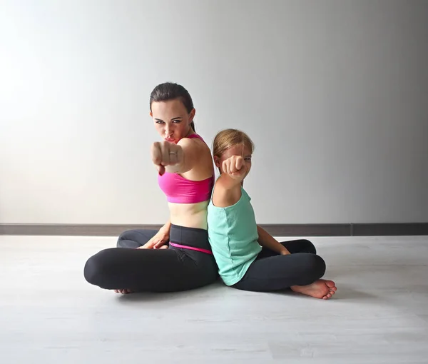 Jonge Vrouw Lol Met Kind Yoga Familiesport Concept — Stockfoto