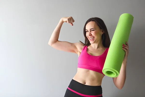 Mujer Atractiva Con Ropa Deportiva Rosa Sosteniendo Yoga Verde Alfombra —  Fotos de Stock