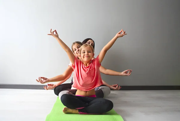 Mujer Joven Divirtiéndose Con Niños Haciendo Yoga Concepto Deporte Familiar — Foto de Stock
