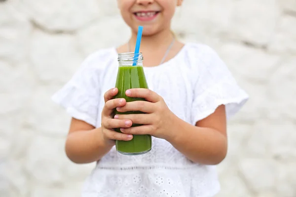 Kleines Mädchen Trinkt Grünen Frischen Saft Mit Stroh Freien Nahaufnahme — Stockfoto