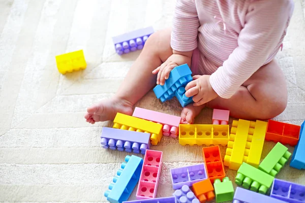 Linda Niña Que Divierte Con Bloques Juguetes Sentados Alfombra Cerca —  Fotos de Stock