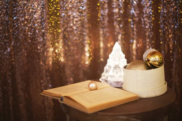 Gümüş Altın Süslemeleri Noel Ağacı Lamba Kitap Ile Yakın Alanı — Stok fotoğraf