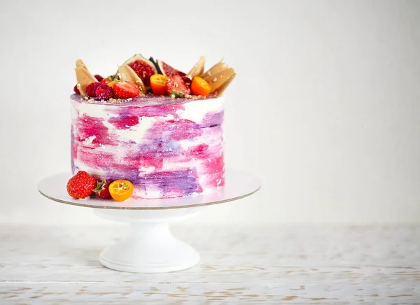 Szép Fényes Torta Porcelán Tortát Díszített Gyümölcsök Állni Fehér Háttér — Stock Fotó