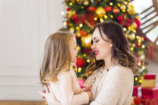 Alegre Mamá Linda Hija Junto Árbol Navidad Madre Hijo Divirtiéndose — Foto de Stock