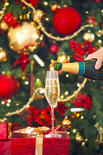 Glas Met Champagne Thepresent Door Kerstboom Achtergrond Dichtbij — Stockfoto