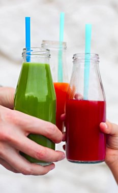 Üç tungur bardak taze çok renkli suyu ile ailesi. Yakın çekim