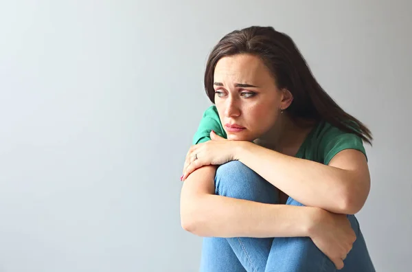 Retrato Uma Mulher Triste Olhando Pensativo Sobre Seus Problemas Frente — Fotografia de Stock