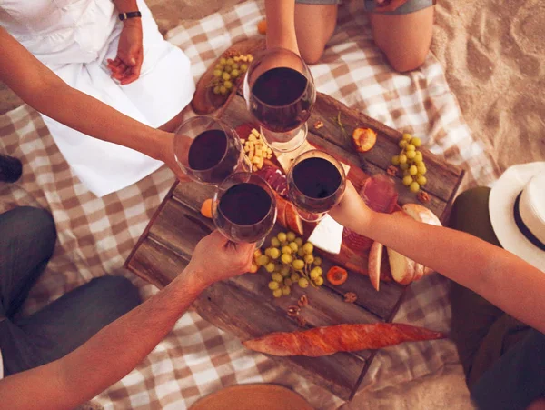 Gente Bebiendo Vino Tinto Aire Libre Picnic Verano Playa — Foto de Stock