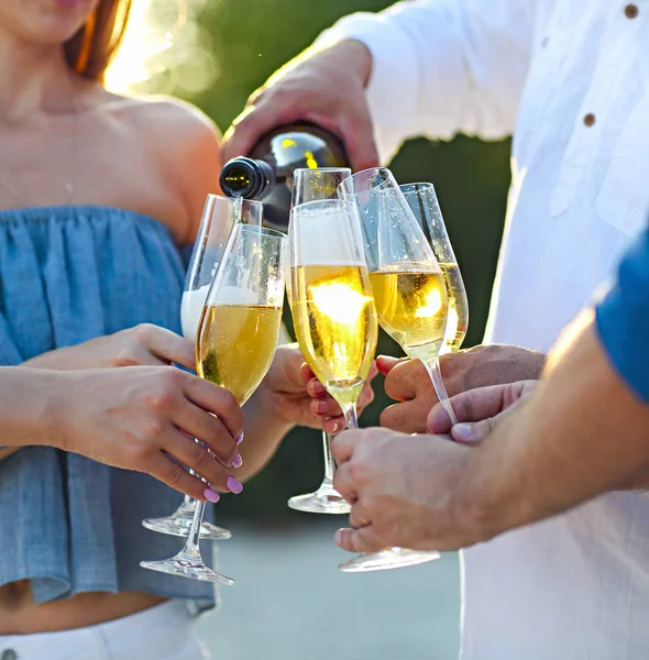 Happy Friends Pouring Champagne Sparkling Wine Glasses Outdoors Beach Sunset — Stock Photo, Image