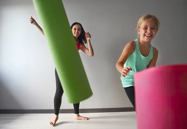 Genç Kadın Çocuk Yoga Sonra Eğleniyor Aile Spor Kavramı — Stok fotoğraf