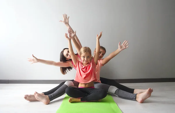 Mujer Joven Divirtiéndose Con Niños Haciendo Yoga Concepto Deporte Familiar — Foto de Stock