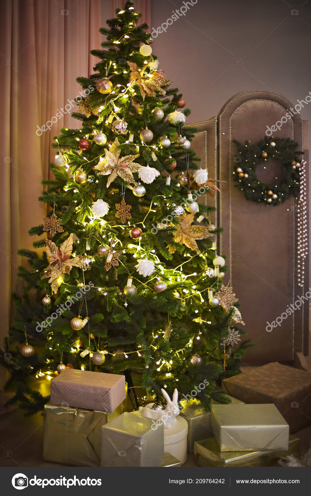 Abstract Christmas tree background with golden and white decoration Close up — ZdjÄ™cie od dasha11