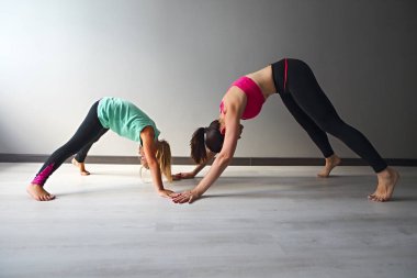 Genç bir kadın olan çocuk yoga yaparken eğlenmek. Aile spor kavramı