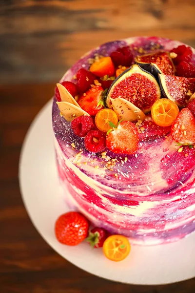 磁器のケーキに美しい明るいケーキ スタンド果物で飾られました クローズ アップ トップ ビュー — ストック写真