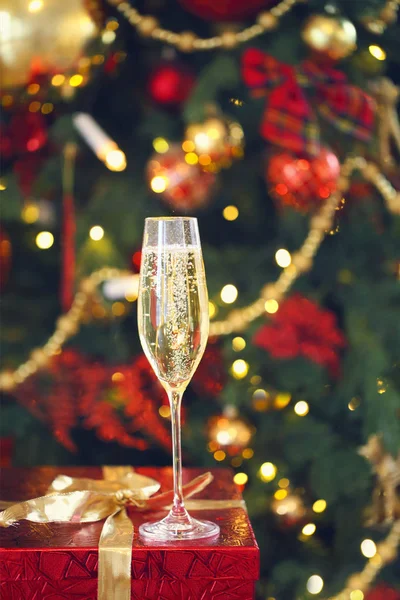 Copo Com Champanhe Presente Pela Árvore Natal Fundo Fechar — Fotografia de Stock
