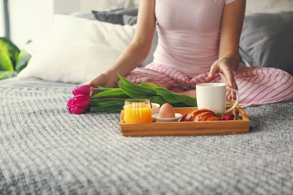 Jovem Mulher Tomando Café Manhã Cama Conceito Estilo Vida — Fotografia de Stock