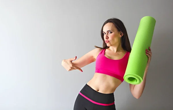 Aantrekkelijke Vrouw Roze Sportkleding Bedrijf Groene Yoga Fitness Mat Uitwerkend — Stockfoto