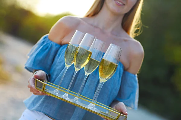 Donna Felice Che Tiene Vassoio Con Champagne Spumante Occhiali All — Foto Stock