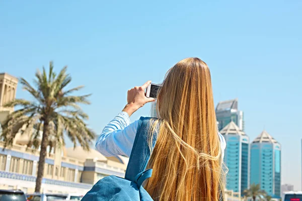 Mujer Tomando Foto Móvil Del Zoco Central Mercado Ciudad Sharjah — Foto de Stock