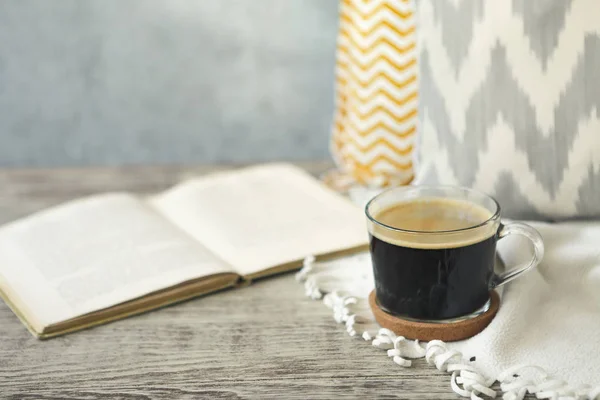 Una Taza Café Junto Libro Mesa Madera Buenos Días —  Fotos de Stock