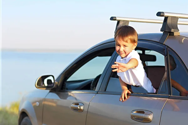 Portrait Petit Garçon Souriant Plage Dans Voiture Concept Vacances Voyages — Photo