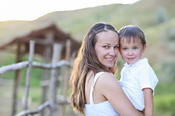 Jovem Mãe Com Filho Pequeno Hora Verão Conceito Família Feliz — Fotografia de Stock