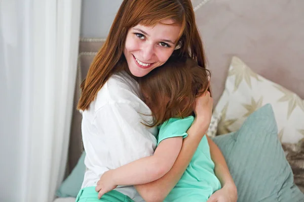 Mujer Joven Divirtiéndose Con Hija Interiores — Foto de Stock